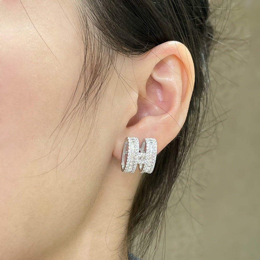 [⭐Aura]H STUD EARRINGS WITH SILVER DIAMONDS