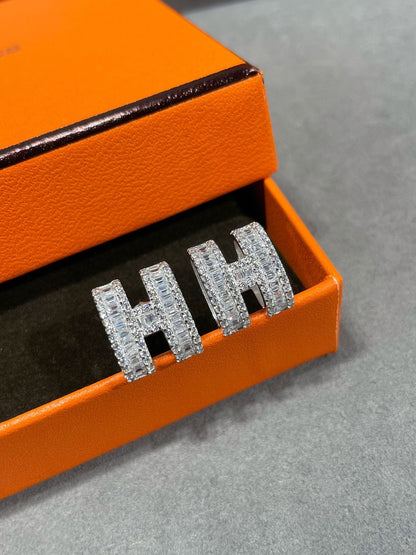 [⭐Aura]H STUD EARRINGS WITH SILVER DIAMONDS