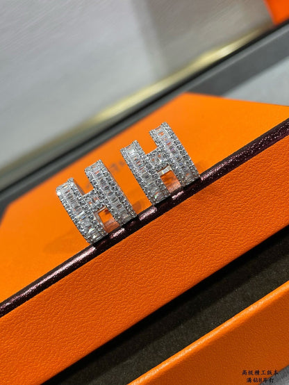 [⭐Aura]H STUD EARRINGS WITH SILVER DIAMONDS