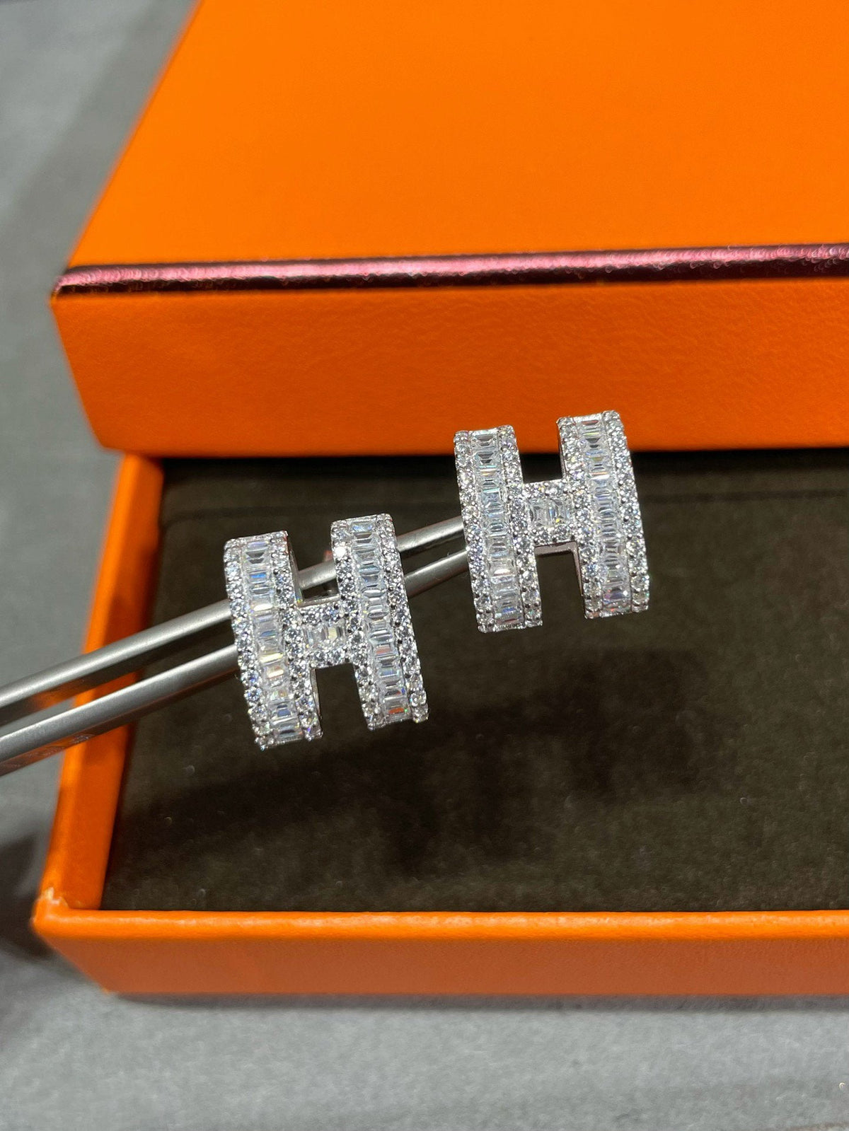 [⭐Aura]H STUD EARRINGS WITH SILVER DIAMONDS