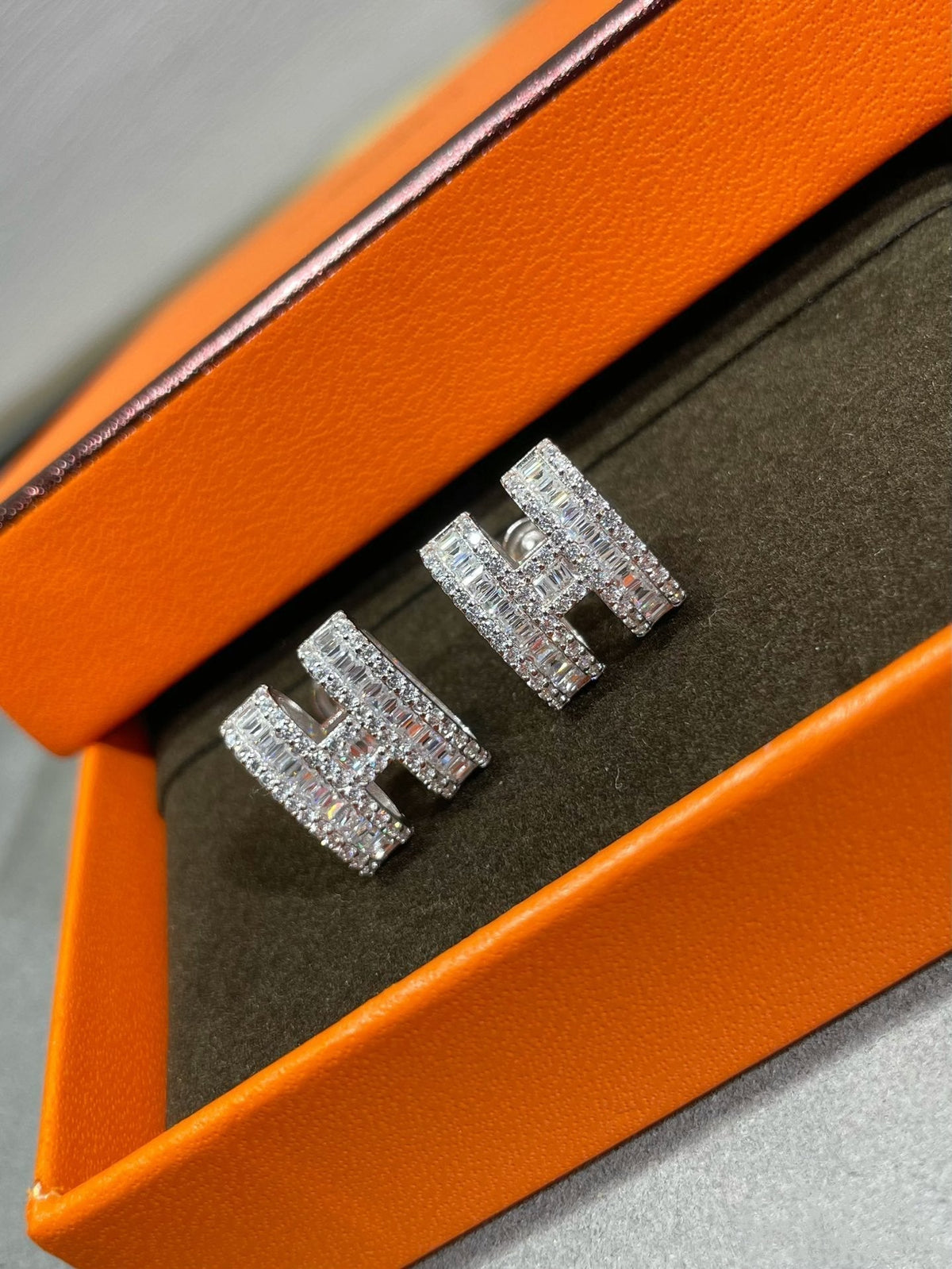 [⭐Aura]H STUD EARRINGS WITH SILVER DIAMONDS