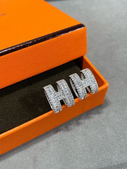[⭐Aura]H STUD EARRINGS WITH SILVER DIAMONDS