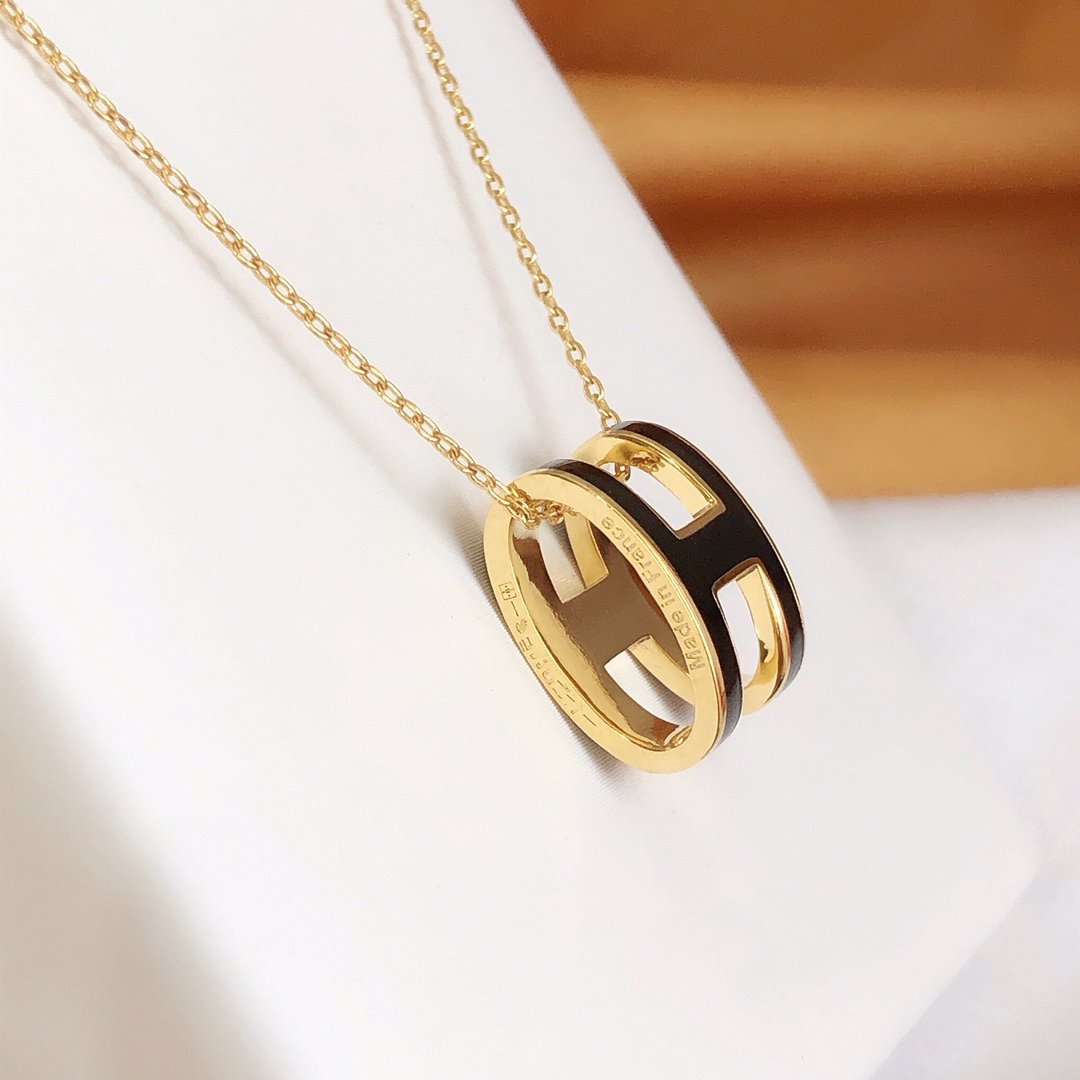 [⭐Aura]HM CLIC BLACK ENAMEL GOLD NECKLACE