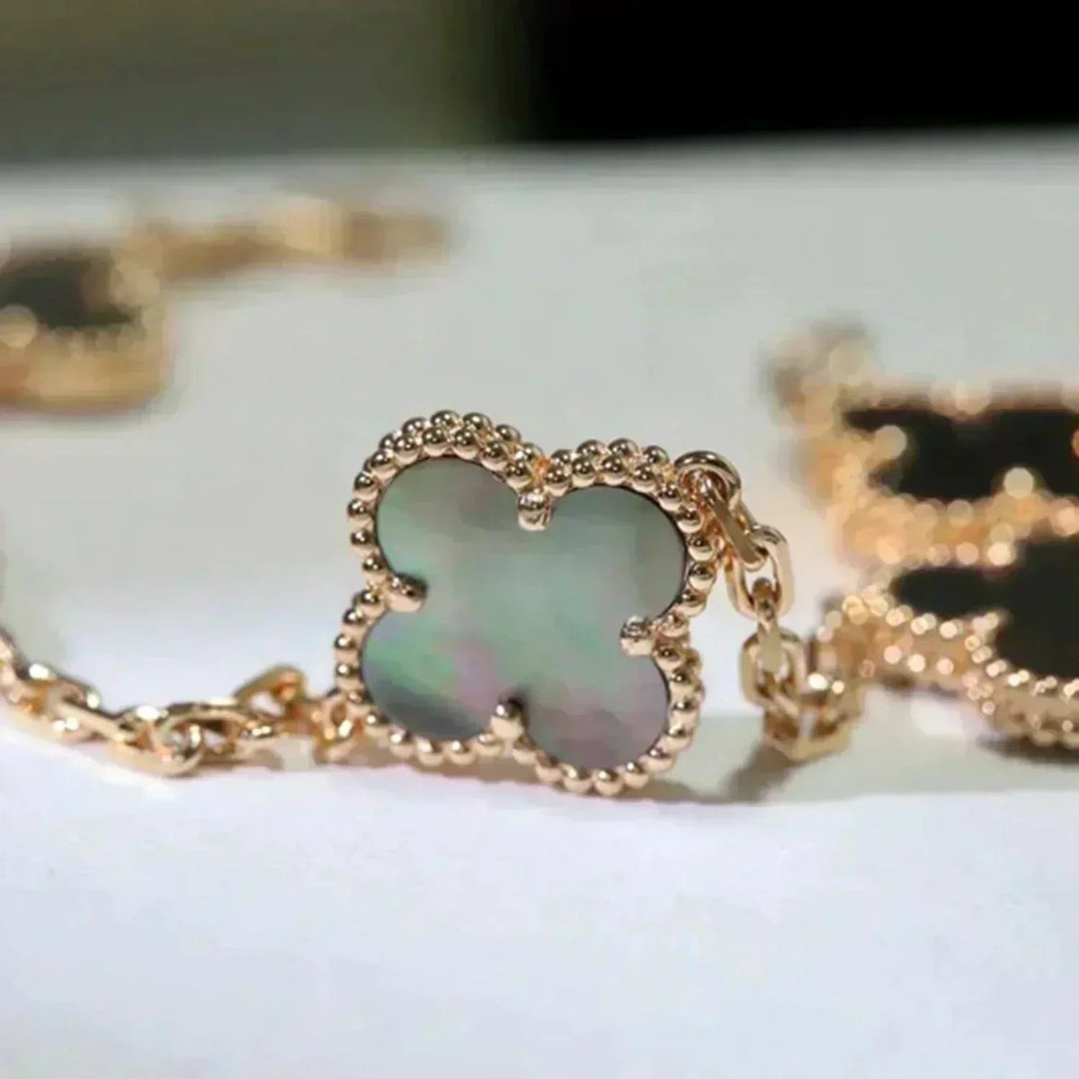 [⭐Aura] CLOVER 5 MOTIF GRAY MOP BRACELET COLLECTION