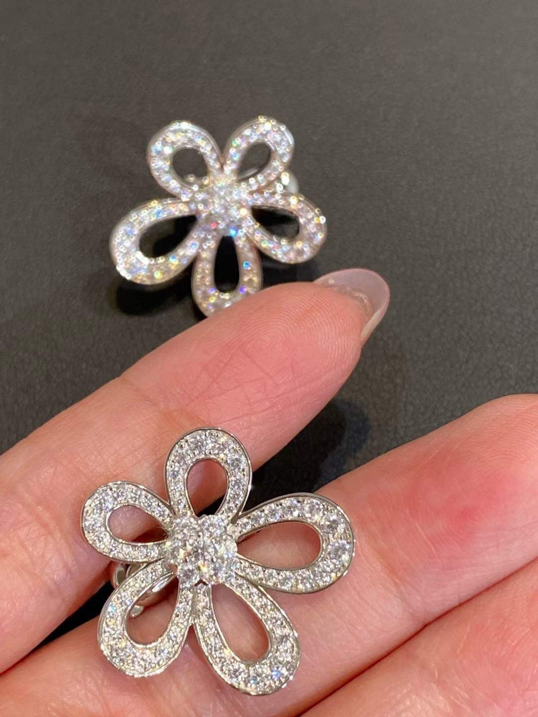 [⭐Aura]FLOWERLACE EARRINGS FULL DIAMONDS