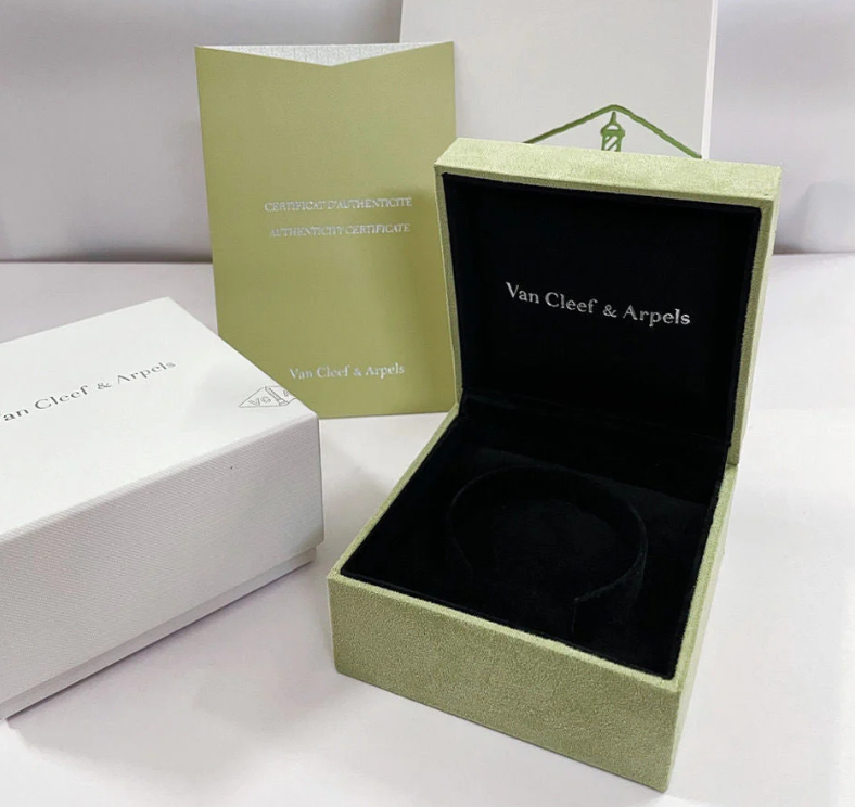 [⭐Aura]CLOVER 15MM LASER NECKLACE AND BOX