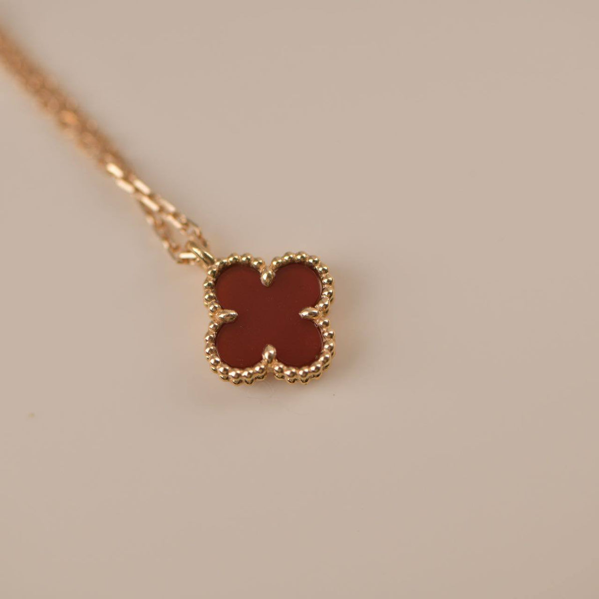 [⭐Aura]CLOVER MINI 9.5MM WHITE CARNELIANS NECKLACE