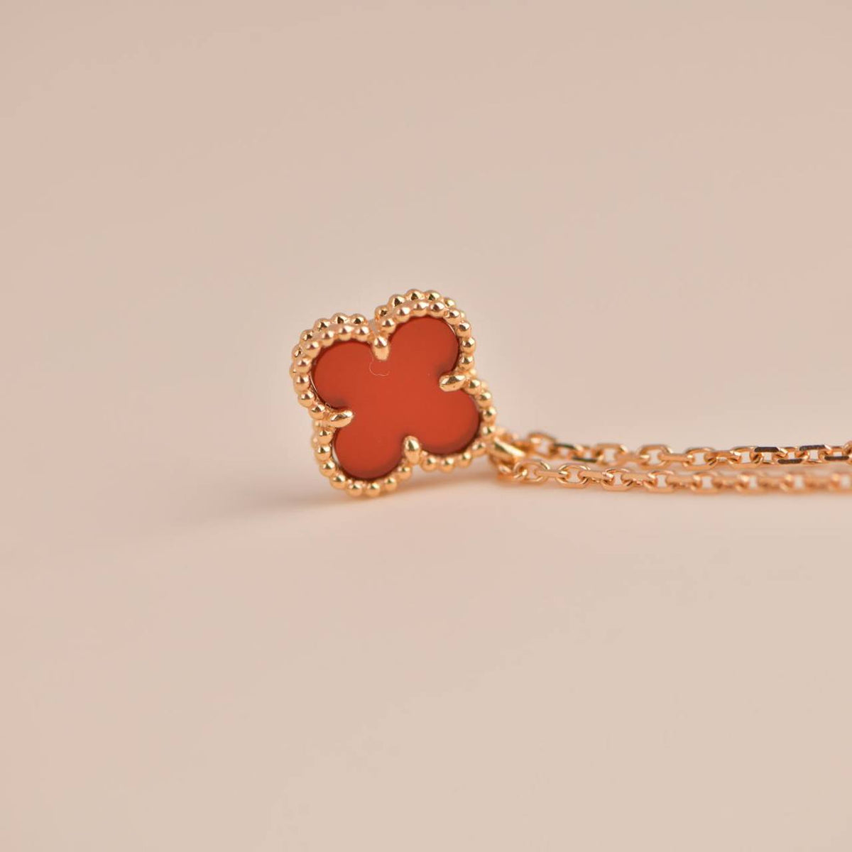 [⭐Aura]CLOVER MINI 9.5MM WHITE CARNELIANS NECKLACE