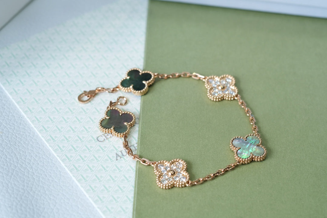 [⭐Aura] CLOVER 5 MOTIF GRAY MOP BRACELET COLLECTION