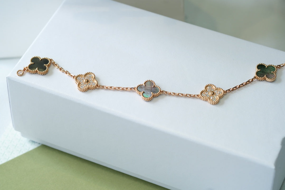[⭐Aura] CLOVER 5 MOTIF GRAY MOP BRACELET COLLECTION