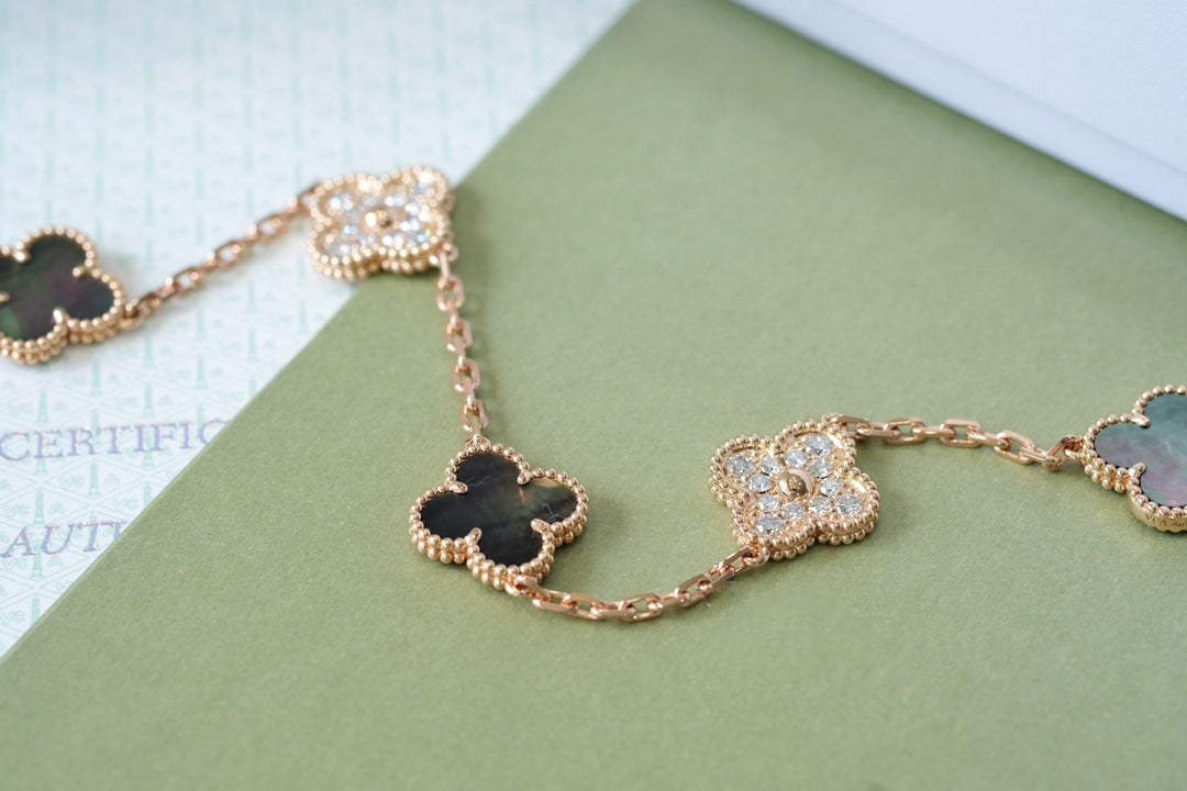 [⭐Aura] CLOVER 5 MOTIF GRAY MOP BRACELET COLLECTION