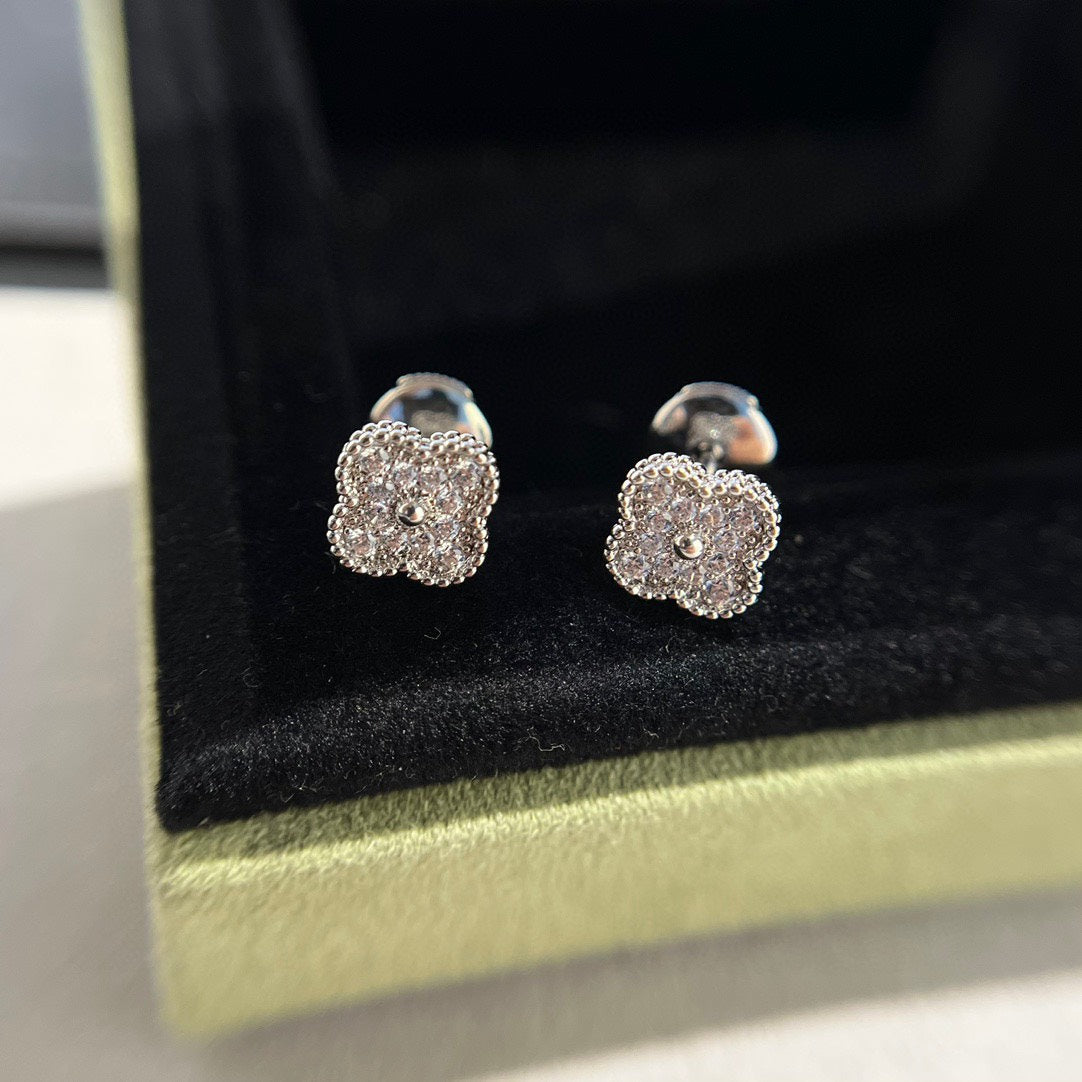 [⭐Aura]CLOVER MINI DIAMOND STUD EARRINGS