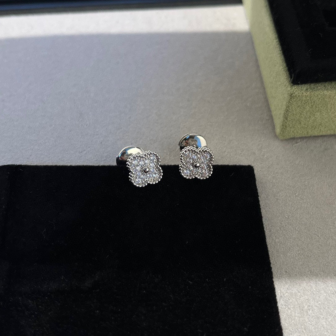 [⭐Aura]CLOVER MINI DIAMOND STUD EARRINGS