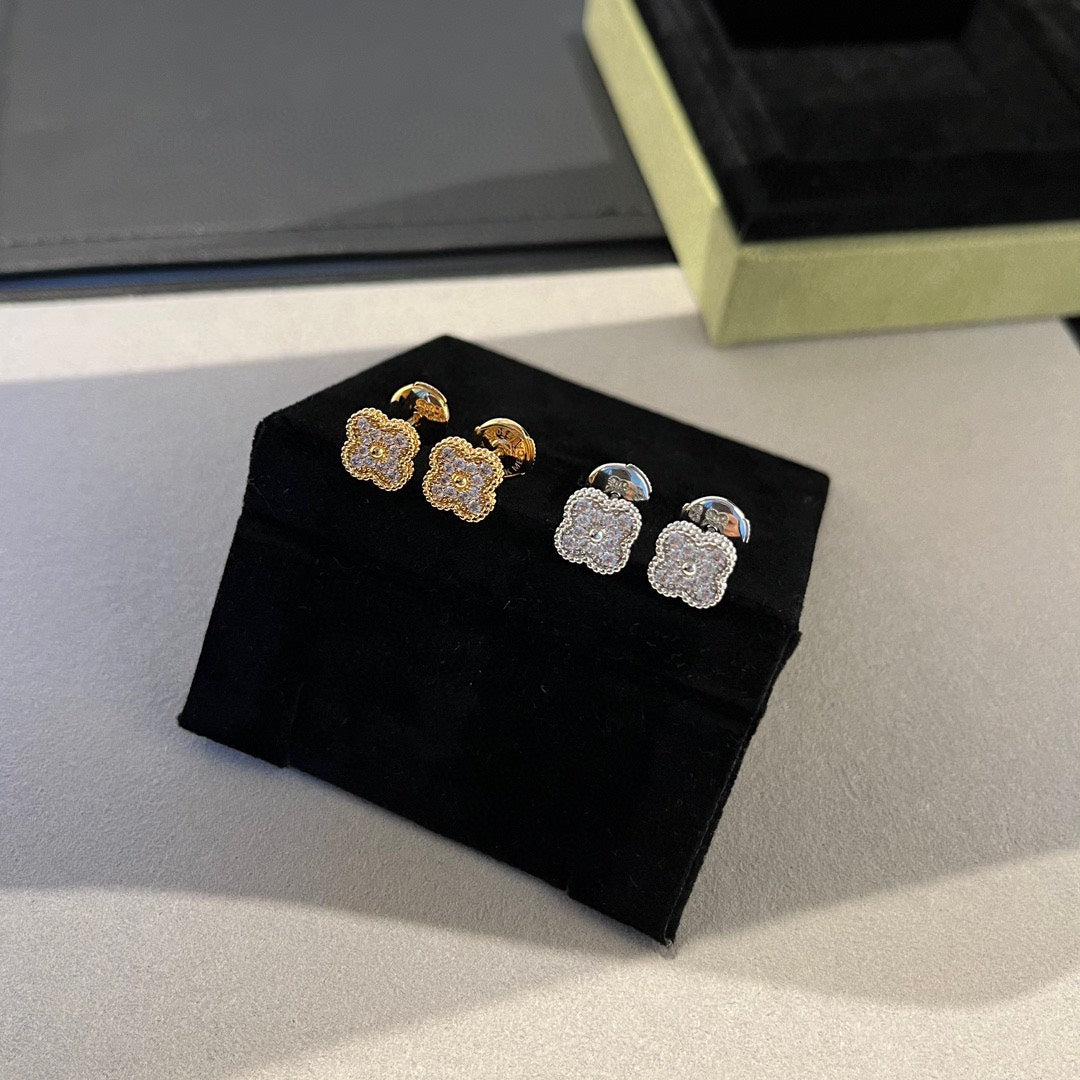 [⭐Aura]CLOVER MINI DIAMOND STUD EARRINGS