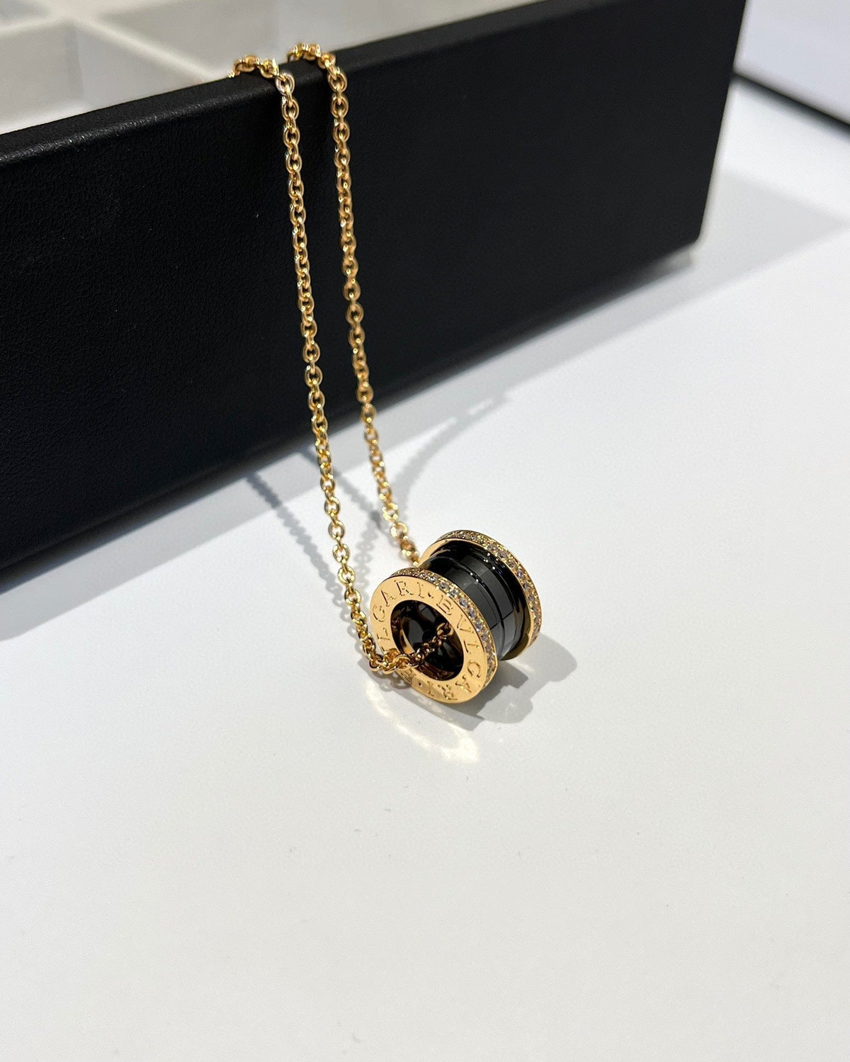 [⭐Aura]ZERO 1 BLACK CERAMIC DIAMOND PINK GOLD NECKLACE