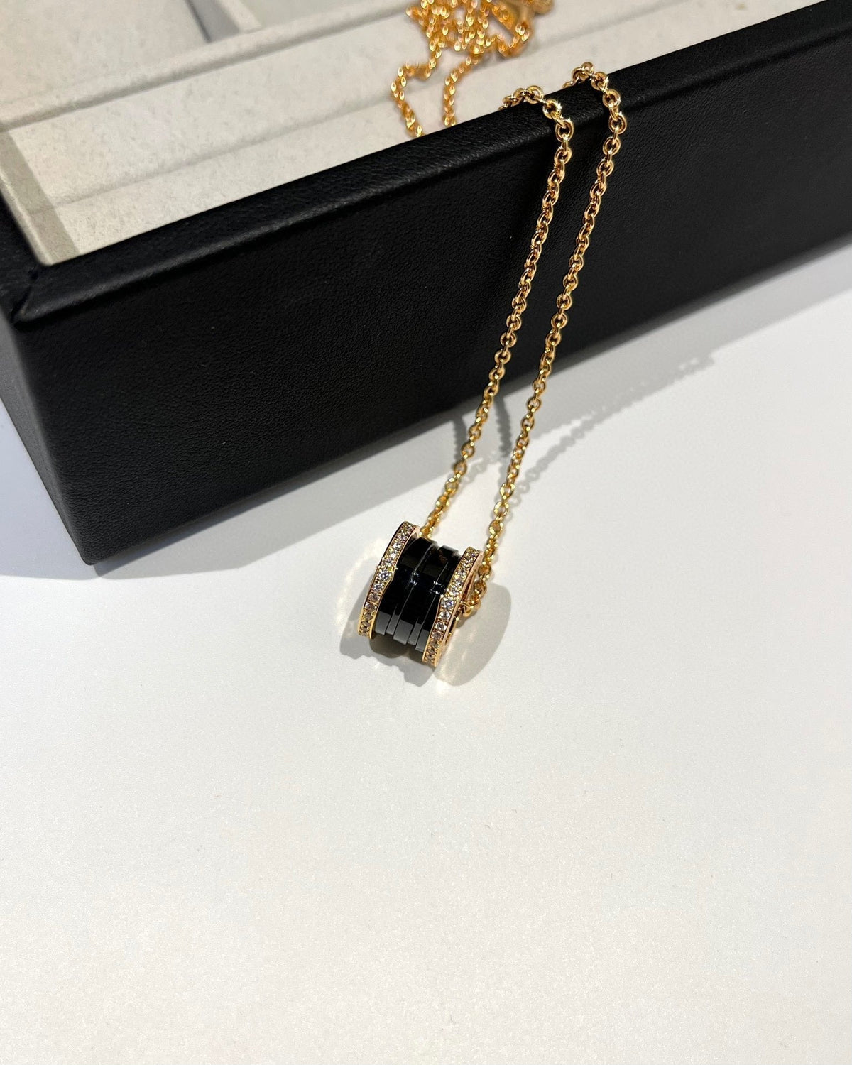 [⭐Aura]ZERO 1 BLACK CERAMIC DIAMOND PINK GOLD NECKLACE