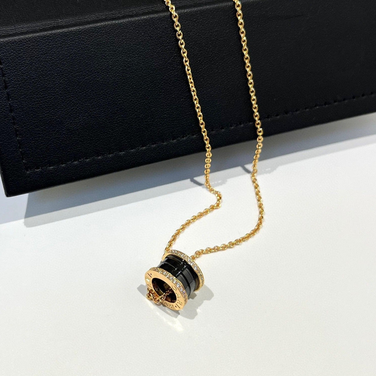 [⭐Aura]ZERO 1 BLACK CERAMIC DIAMOND PINK GOLD NECKLACE
