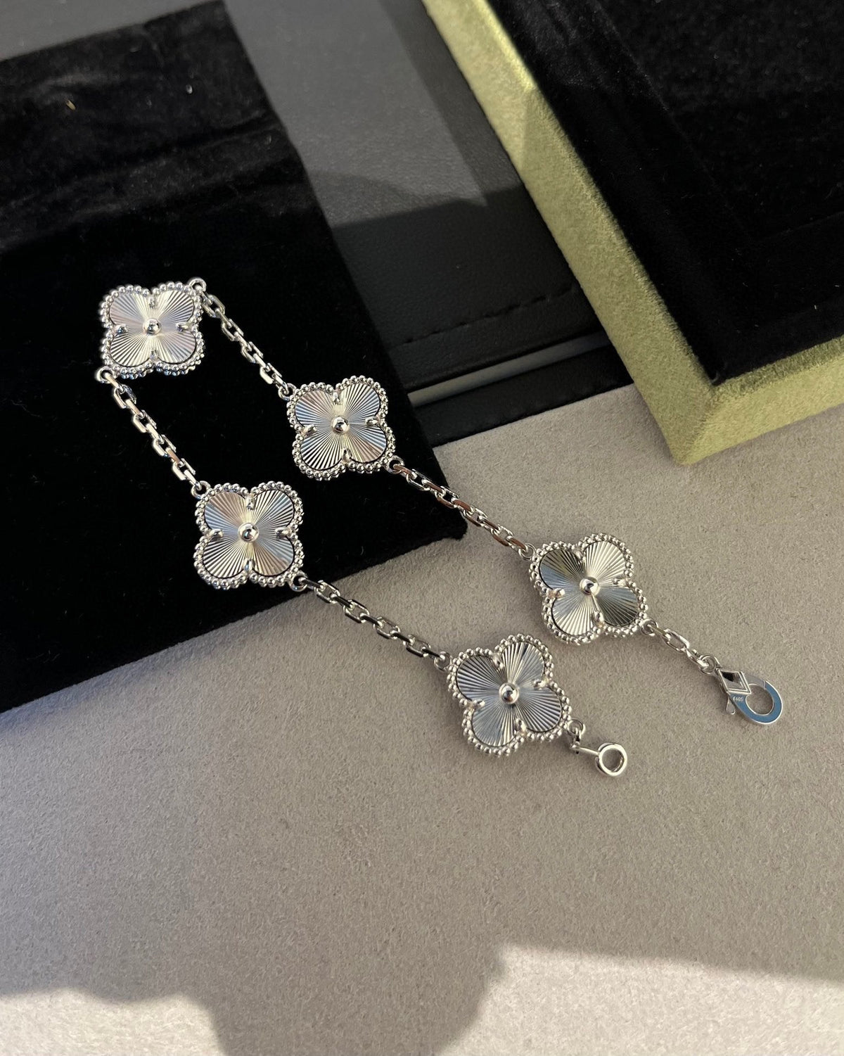 [⭐Aura] CLOVER 5 MOTIF LASER BRACELET COLLECTION