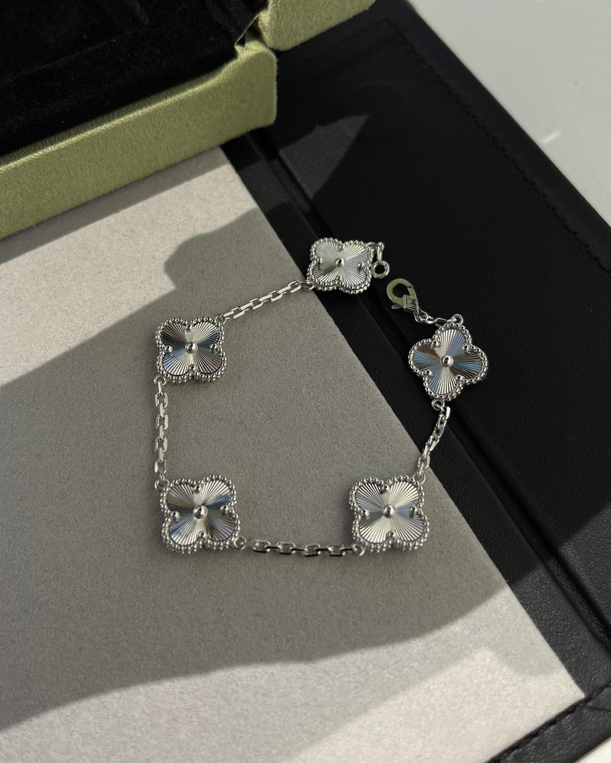 [⭐Aura] CLOVER 5 MOTIF LASER BRACELET COLLECTION