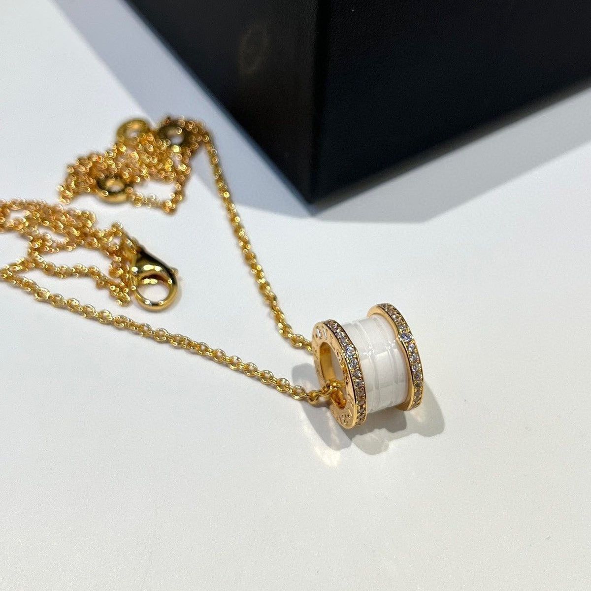 [⭐Aura]ZERO 1 WHITE CERAMIC DIAMOND PINK GOLD NECKLACE