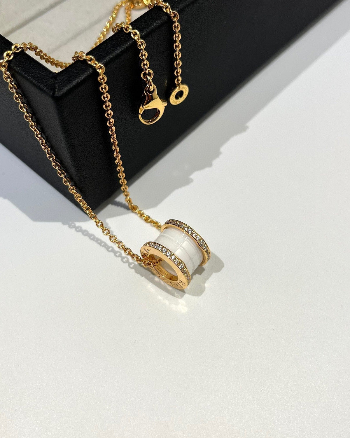 [⭐Aura]ZERO 1 WHITE CERAMIC DIAMOND PINK GOLD NECKLACE
